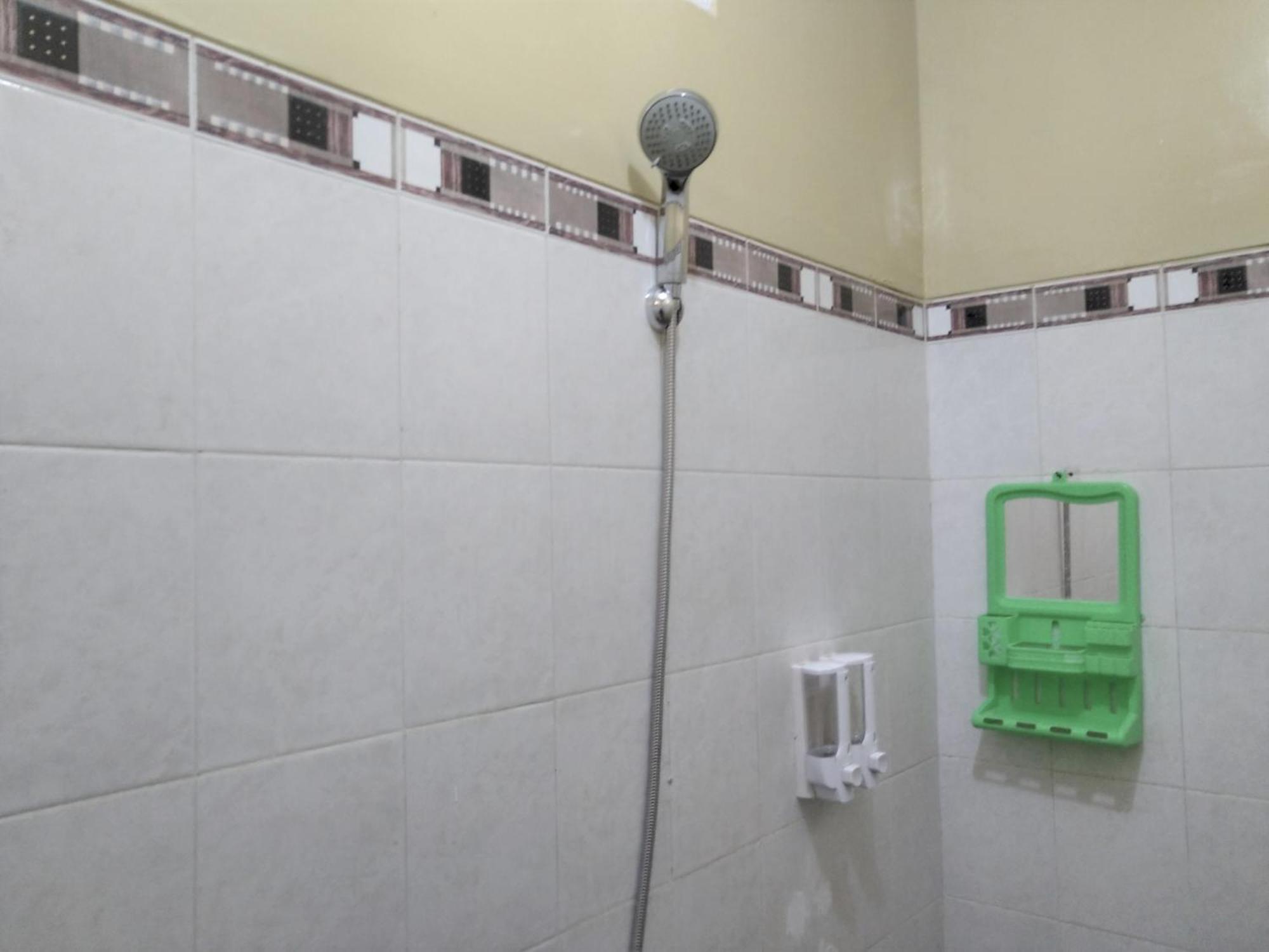 Hotel Pekalongan Syariah Mitra Reddoorz 客房 照片